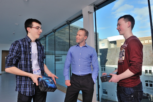 REPRO FREE
HIGH TECH ELEC SHOWCASES FUTURE CAREERS
Odhran OÕCallaghan, Christian Brothers College Cork;  Dr Mark Barry of the Tyndall Institute  and Luke Gayer, Presentation Brothers College pictured at the HighTechElec Transition Year Work Experience Pro