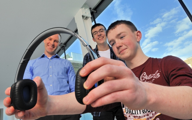 REPRO FREE
HIGH TECH ELEC SHOWCASES FUTURE CAREERS
Dr Mark Barry of the Tyndall Institute; Odhran OÕCallaghan, Christian Brothers College Cork and Luke Gayer, Presentation Brothers College pictured at the HighTechElec Transition Year Work Experience Progr