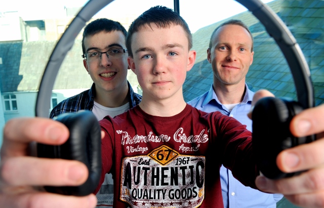 REPRO FREE
HIGH TECH ELEC SHOWCASES FUTURE CAREERS
Dr Mark Barry of the Tyndall Institute; Odhran OÕCallaghan, Christian Brothers College Cork and Luke Gayer, Presentation Brothers College pictured at the HighTechElec Transition Year Work Experience Progr