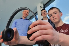 REPRO FREE
HIGH TECH ELEC SHOWCASES FUTURE CAREERS
Dr Mark Barry of the Tyndall Institute; Odhran OÕCallaghan, Christian Brothers College Cork and Luke Gayer, Presentation Brothers College pictured at the HighTechElec Transition Year Work Experience Progr